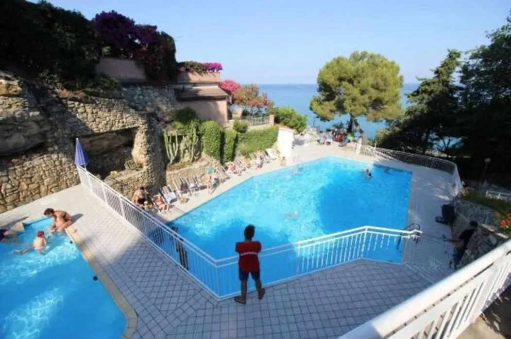 Casa Sul Mare Per 5 Persone, Spiaggia Privata, Piscine E Campo Da Tennis Andora Holiday home